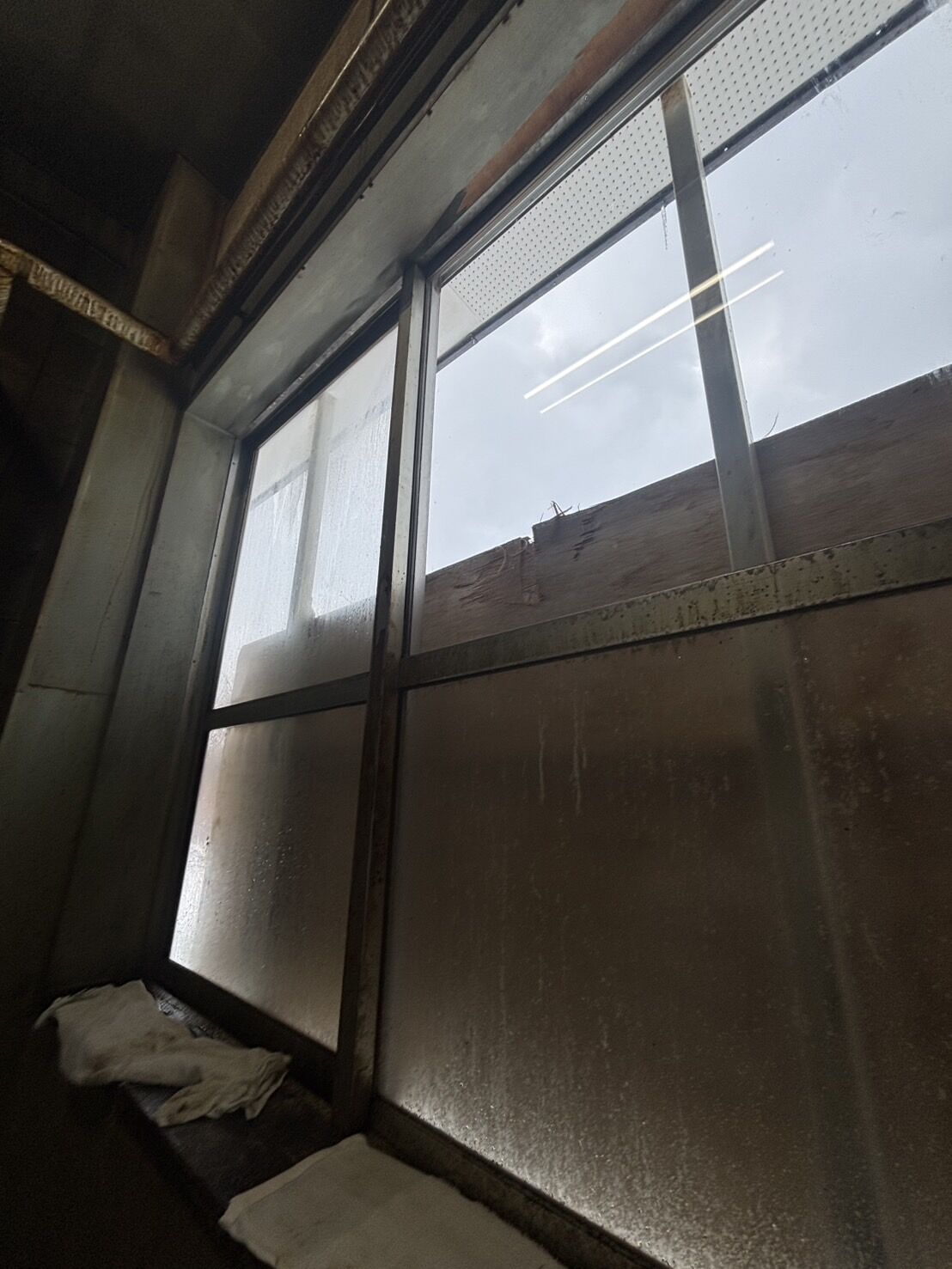 【札幌市白石区｜工場のガラス割れのため交換工事を行いました】