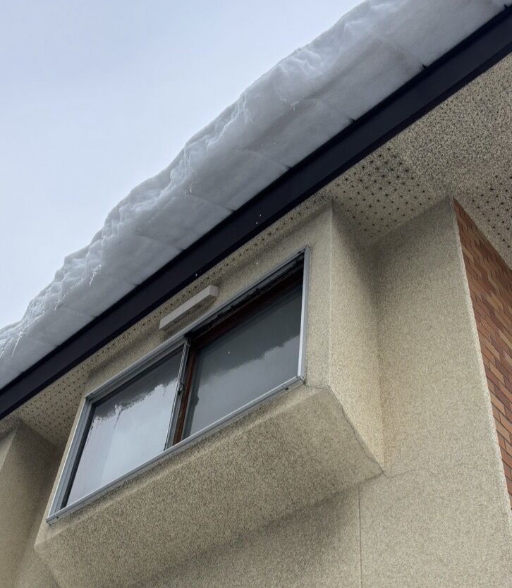 【札幌市清田区】2階窓ガラス交換｜落雪による破損