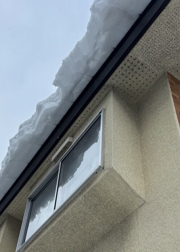 【札幌市清田区】2階窓ガラス交換｜落雪による破損