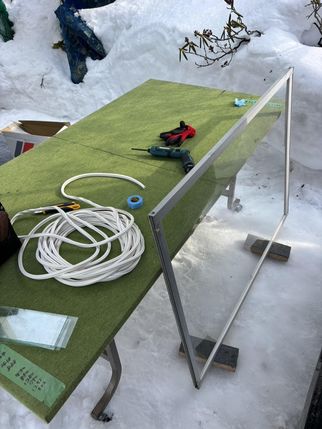 札幌市東区｜落雪で割れた窓ガラスとゴムビード（パッキン）の即日交換修理