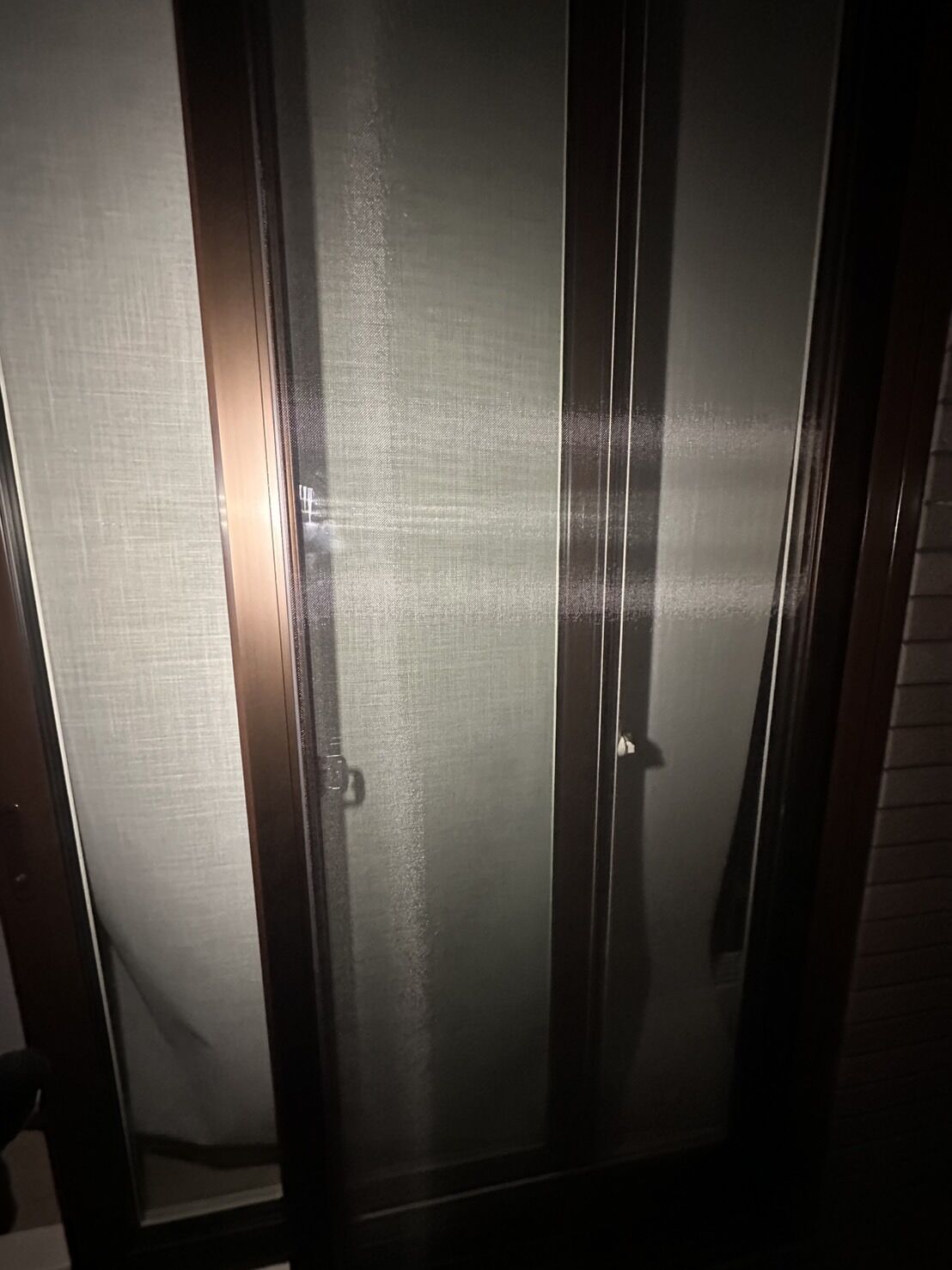 札幌市東区｜鍵紛失で玄関が開かない！防犯キーを避け、窓のクレセント錠開錠で無事解決