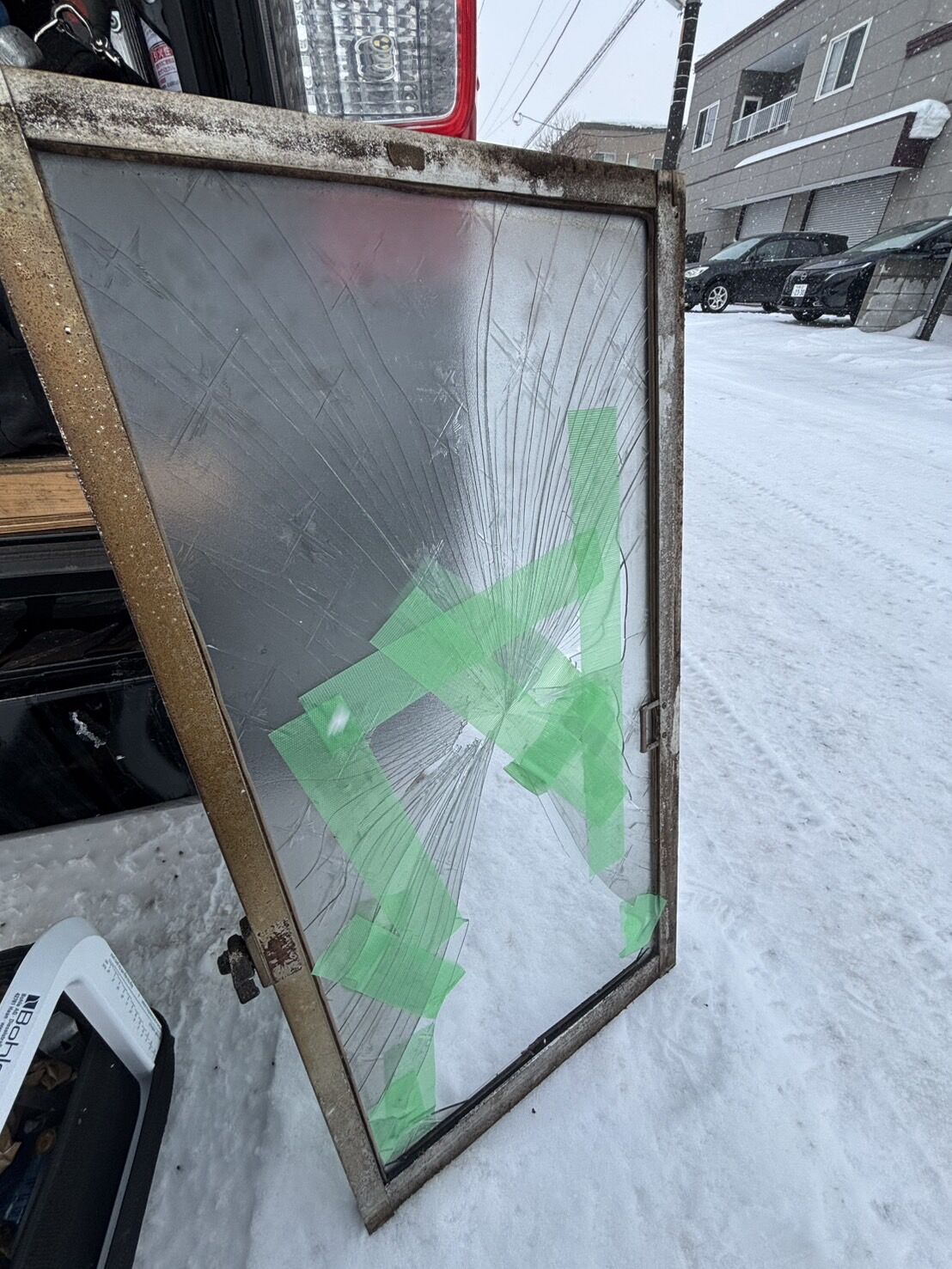 札幌市南区｜屋根からの落雪で窓ガラスが割れた！型板ガラスを30分で即日交換修理