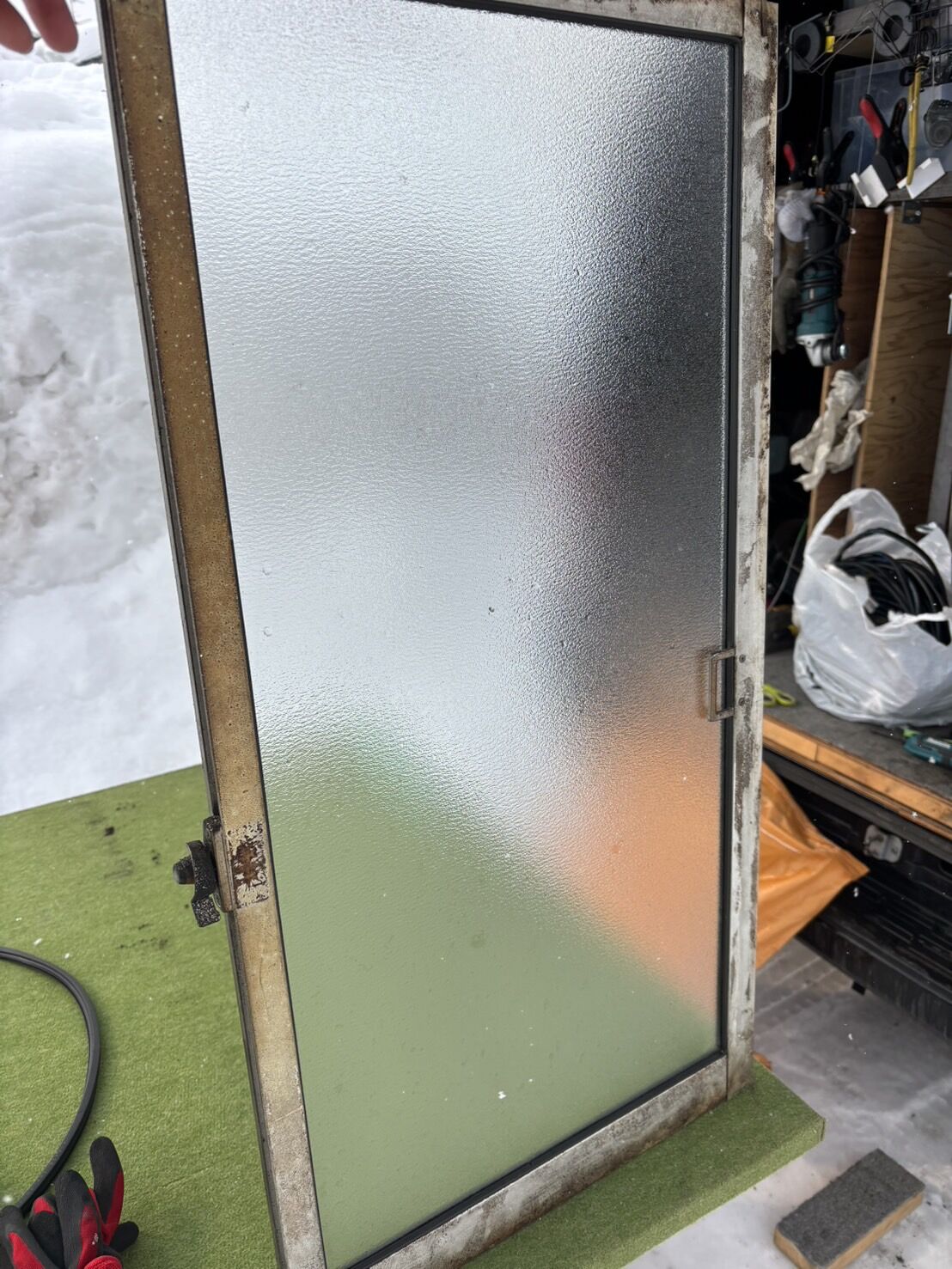 札幌市南区｜屋根からの落雪で窓ガラスが割れた！型板ガラスを30分で即日交換修理