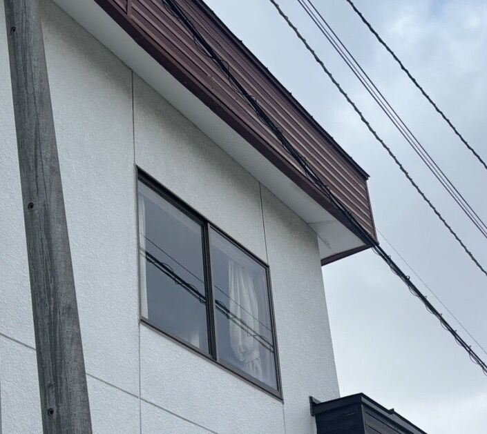 札幌市清田区｜家具転倒で割れた2階窓ガラス（透明3mm）を約40分で交換修理