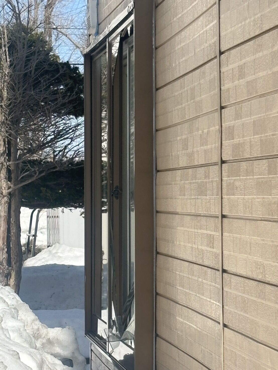札幌市厚別区のガラス交換事例｜物が当たって割れた窓ガラス（透明3ミリ）を30分で即日修理！割れたガラスの安全な片付け方も解説