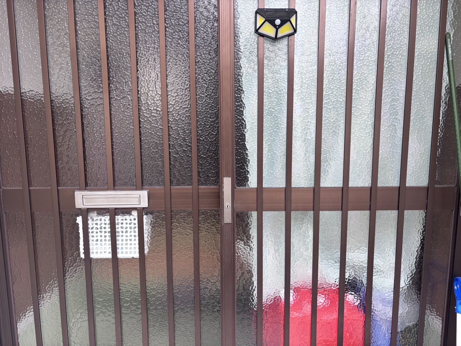 札幌市中央区｜引き戸の鍵が閉まらない原因は「小石」だった！鍵の故障と勘違いしやすいレール掃除の重要性