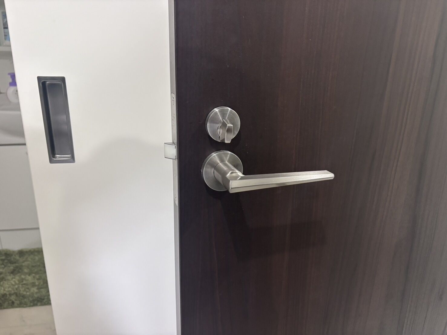 札幌市豊平区｜トイレのドアノブ（表示錠）のガタつき修理事例。MIWA製錠前の分解点検とビス締め直し