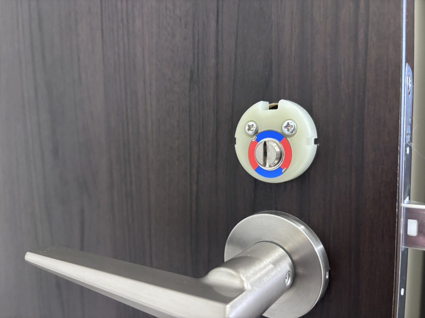 札幌市豊平区｜トイレのドアノブ（表示錠）のガタつき修理事例。MIWA製錠前の分解点検とビス締め直し