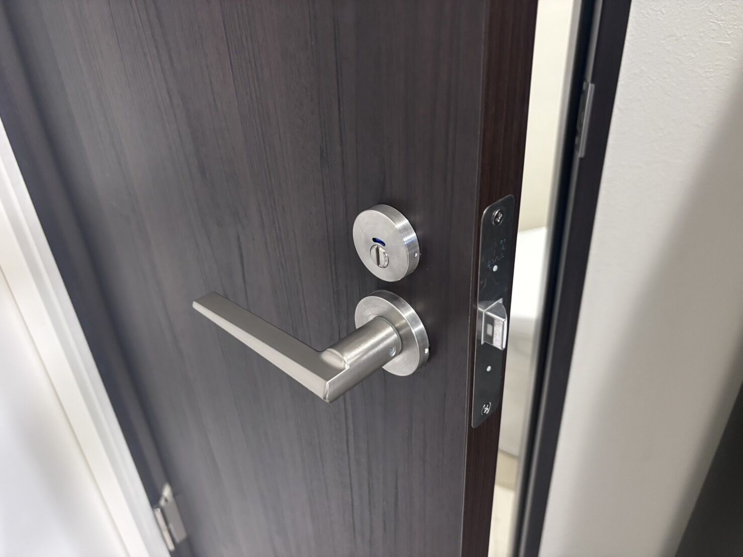 札幌市豊平区｜トイレのドアノブ（表示錠）のガタつき修理事例。MIWA製錠前の分解点検とビス締め直し