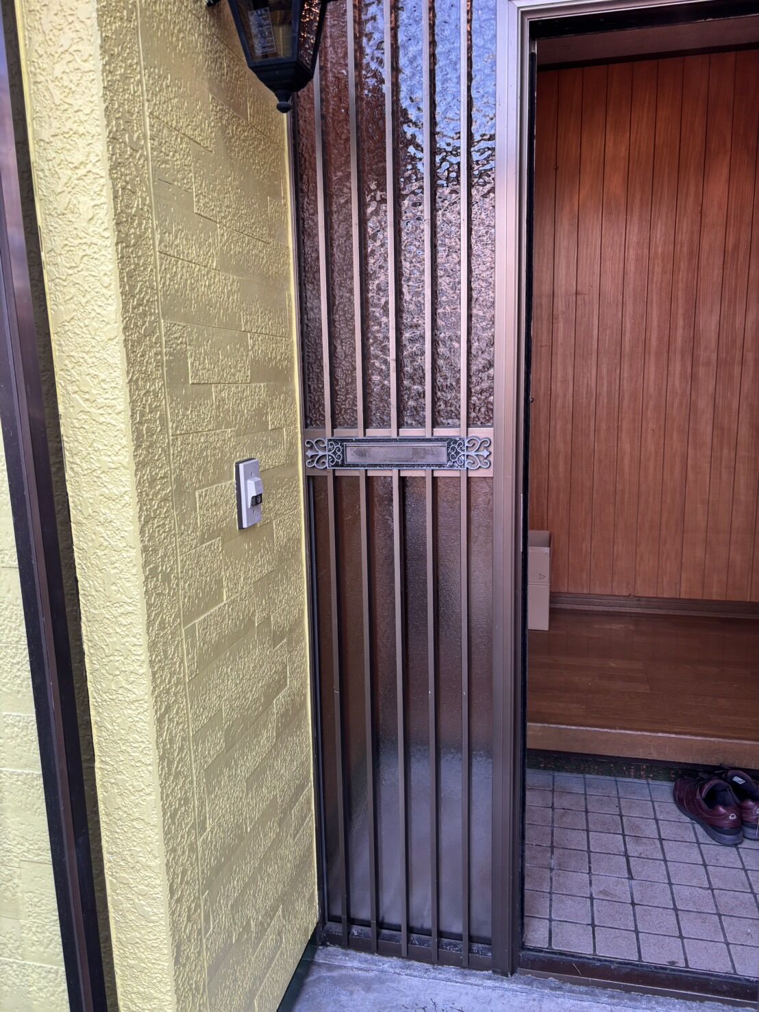 札幌市清田区｜玄関の型板ガラス4ミリ交換事例。不慮の破損から即日復旧作業！