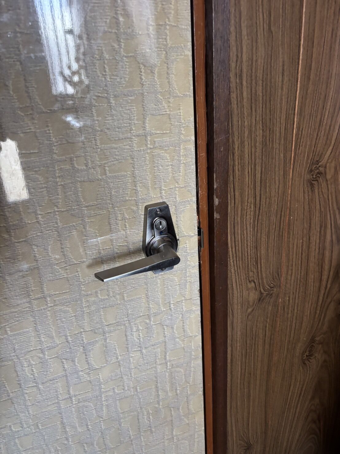 札幌市中央区｜トイレ錠前の故障修理。ラッチケース交換による動作不良の解消の施工事例
