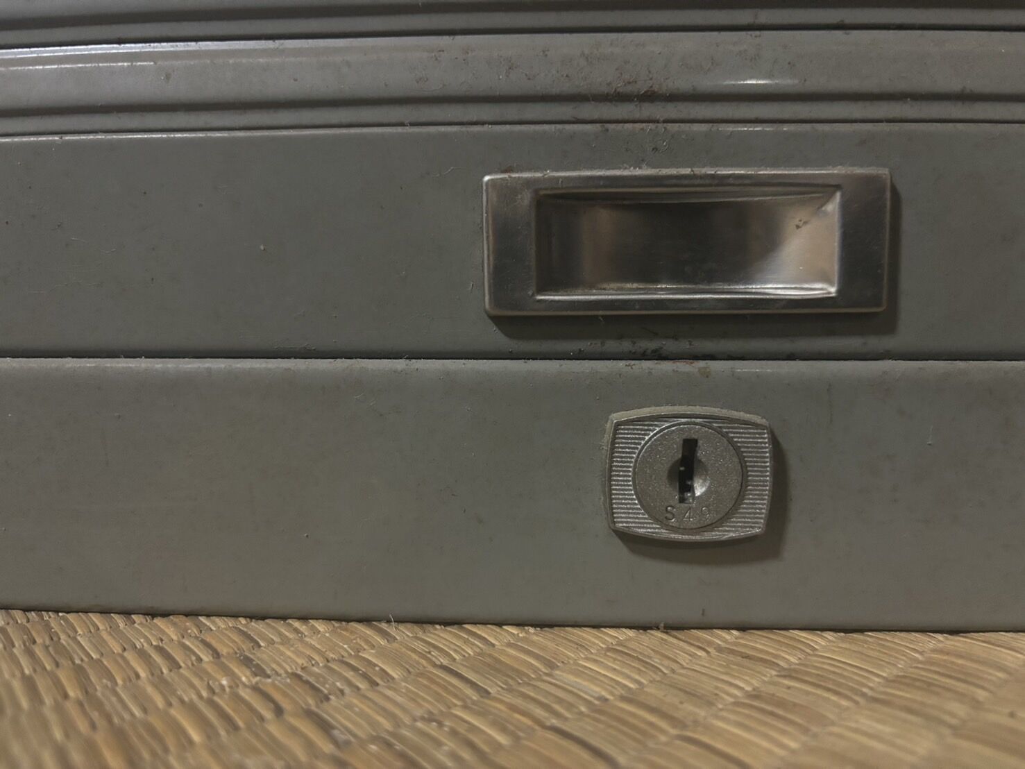 札幌市東区｜実家の片付けで見つかった金庫（シャッター式キャビネット）を5分で開錠作業