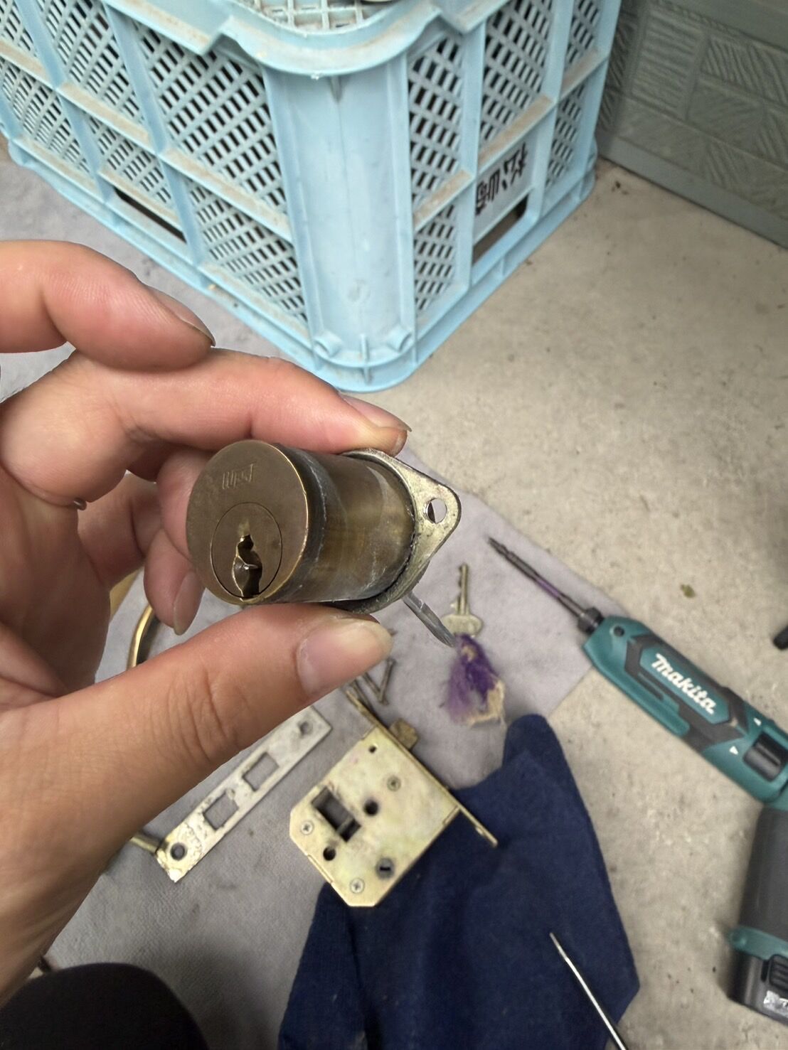 札幌市南区｜45年愛用のWEST製サムラッチ装飾錠「5500」不具合！廃盤機種を救うプロの分解洗浄と後継代替品への交換プロセスの一貫作業をご紹介