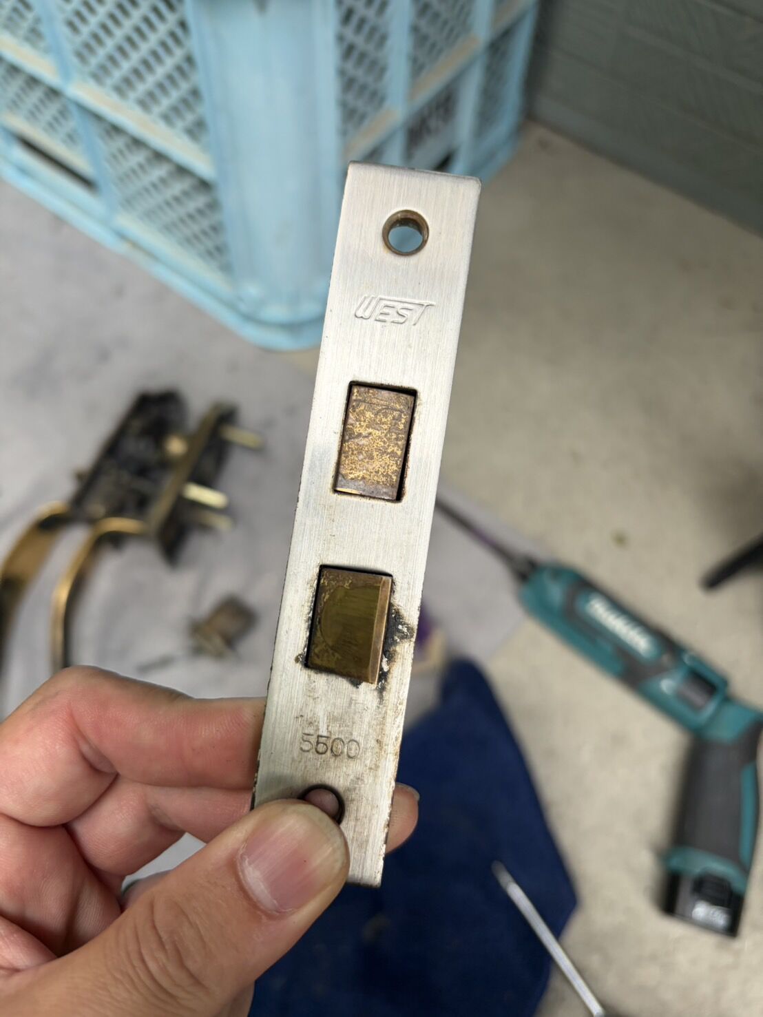 札幌市南区｜45年愛用のWEST製サムラッチ装飾錠「5500」不具合！廃盤機種を救うプロの分解洗浄と後継代替品への交換プロセスの一貫作業をご紹介