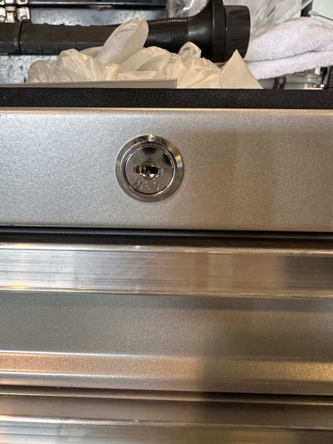 札幌市豊平区｜工具箱キャビネットの鍵紛失！壊さず開けるプロのピッキング解錠と、シリンダー刻印「鍵番号」の秘密