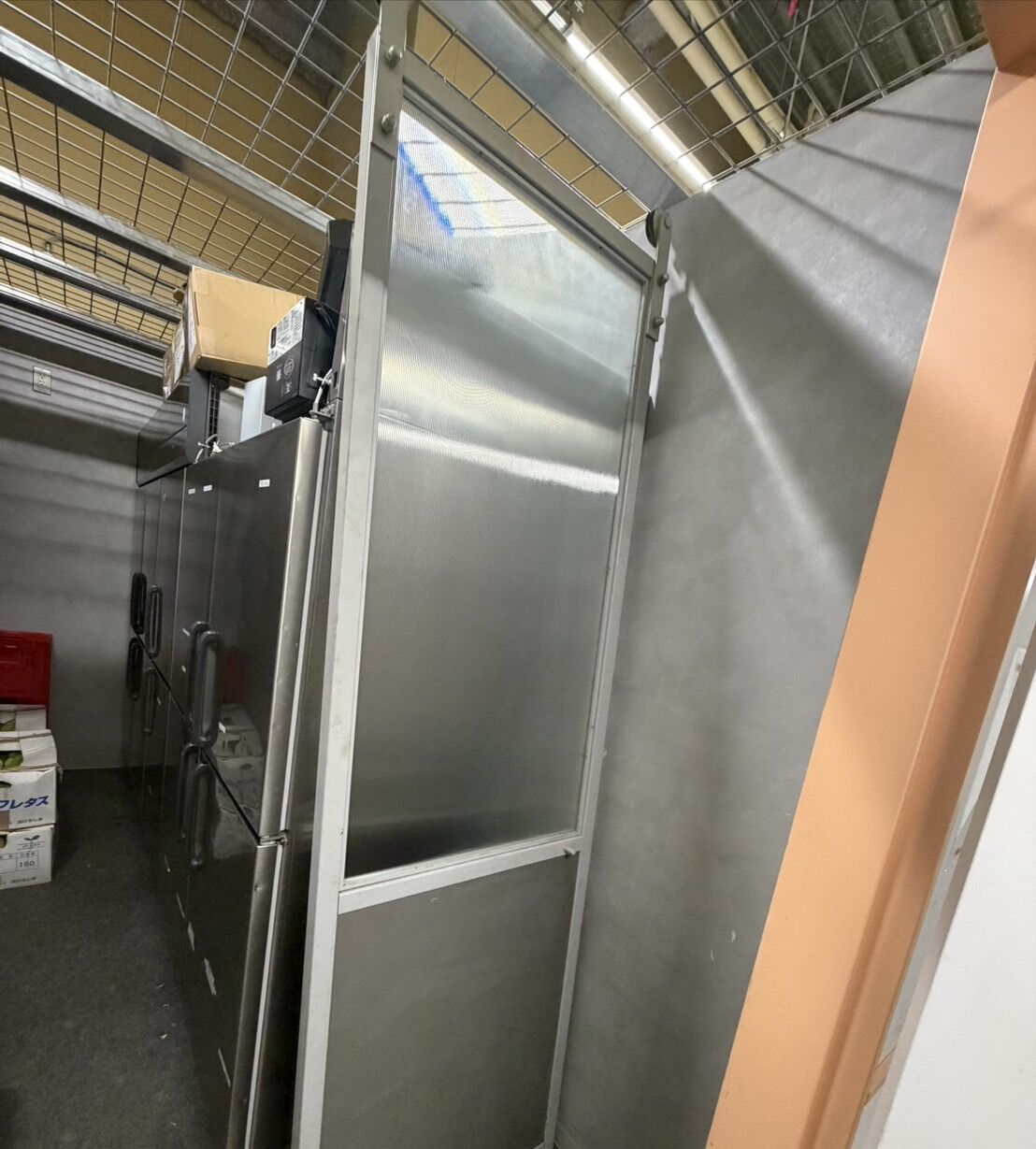 札幌市豊平区｜飲食店の個室引き戸のガラス交換作業！4ミリガラスの即日施工＆飛散防止フィルム貼りを30分で完了した施工事例をご紹介