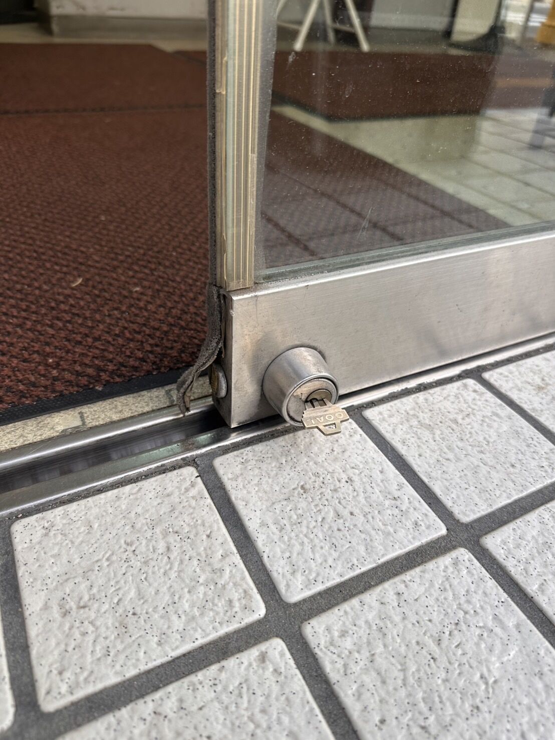 札幌市東区｜自動ドアの鍵が抜けない！GOAL製シリンダーから壊さず抜いた施工事例と、自動ドアの鍵が詰まる理由と正しい対処法をご紹介