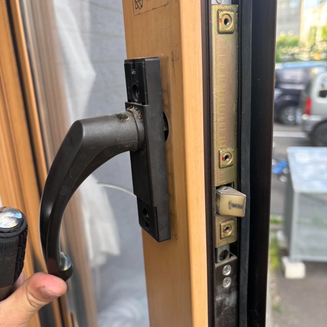 札幌市白石区｜窓の鍵がうまくかからないトラブル！クレセント錠の修理で安心の施錠を復活