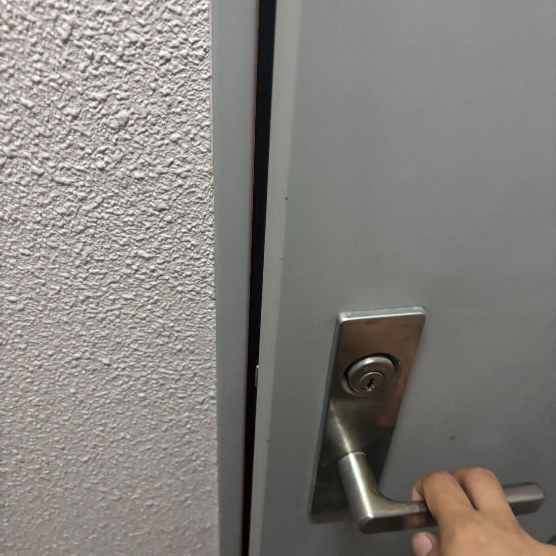 札幌市南区｜近隣からの連絡で集合住宅の前で困っている方を発見！鍵紛失を即日解決